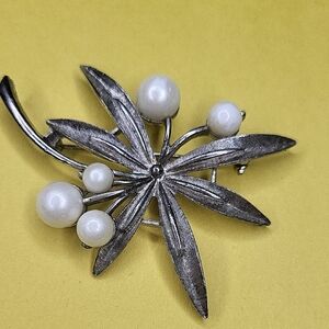 Chic Silver Leaf Brooch with Pearls